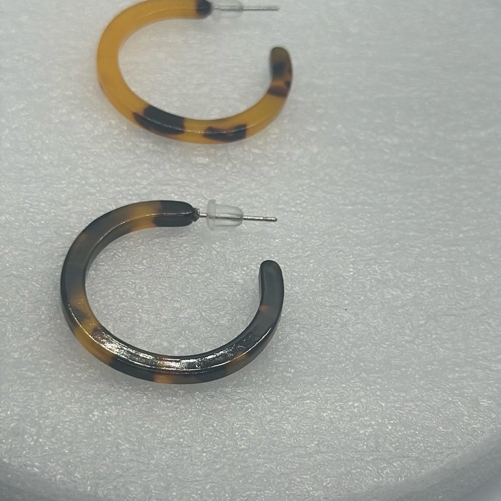 Chic Mismatch Tortoise Shell Hoop Earrings - 1.2" - Brand New - Unique Style - Picture 3 of 16